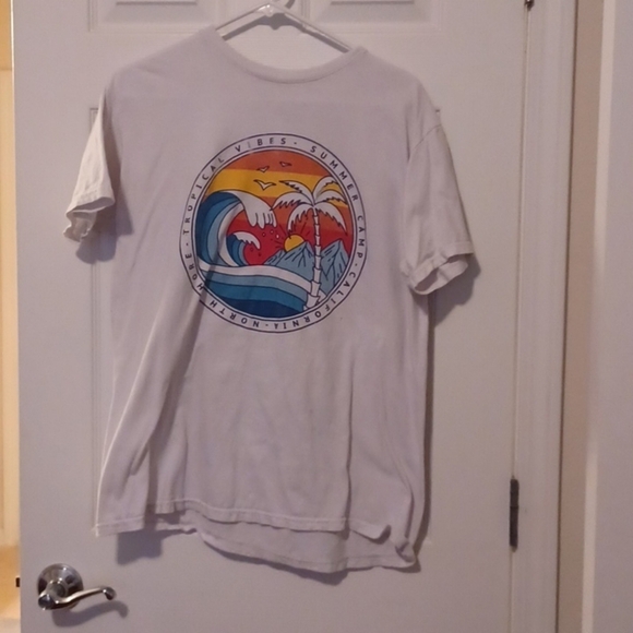 💙🌺White Graphic Tee with Tropical Print - Picture 9 of 9